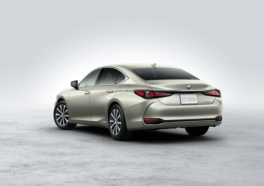  Lexus ES300h 2018 года  (JP) (фото 12 из 24)
